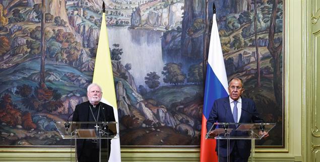 Gemeinsamer Auftritt: Paul Richard Gallagher und Sergej Lawrow. (Foto: pa/tass/Sergei Bulkin)