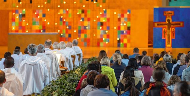 Blick nach vorn: Im Gebet richten sich Besuchende und Taizé-Brüder zum Altar hin aus. (Foto: Taizé/Tamino Petelinšek)