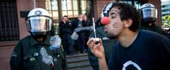 Blockupy 2012: Ein Demonstrant protestiert in Frankfurt gegen das Wirtschaftssystem 
(Foto: pa/Bouda)