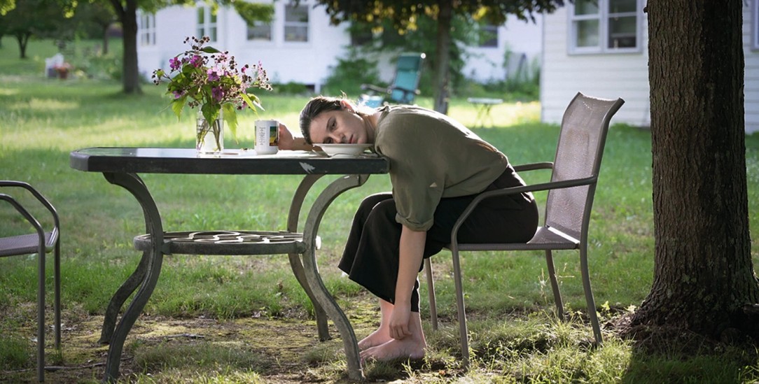 Wer sieht mich? Anders als körperliche Leiden sind psychische Erkrankungen oft unsichtbar (Foto: Varya Rootwood, Groundhog Year, Videostill, 2022)