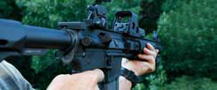 Ständig in Übung: Viele US-Amerikaner gehen wie selbstverständlich mit Waffen um. Auch mit solchen, die man eigentlich nur in militärischem Einsatz vermuten würde, wie die AR-15. (Foto: pa/Landov/Frey)

