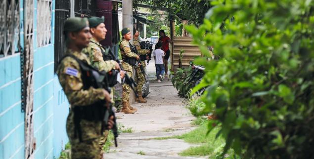 Umstellt: Schwer bewaffnete Soldaten riegeln eine Siedlung in Apopa, San Salvador, ab auf der Suche nach Bandenmitgliedern. (Foto: PA / Anadolu)