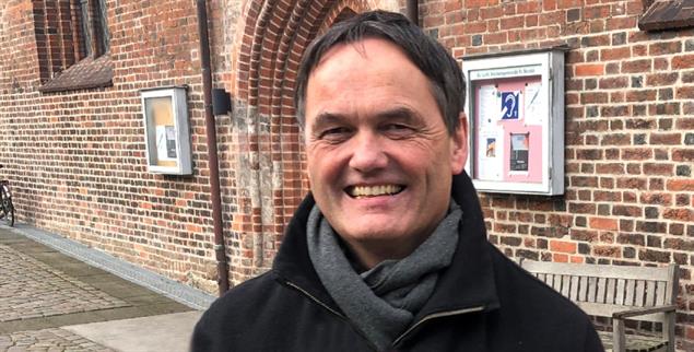 Über Corona reden und auch zuhören: Die Gruppe um Pastor Jordan vor der St. Nicolai-Kirche (Foto: Privat)