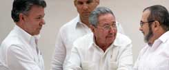 Aus Feinden werden Verhandlungspartner: Kolumbiens Präsident Juan Manuel Santos (links) und Timoleon Jimenez (rechts), Chef der kolumbischen Guerilla-Organisation Farc, reichen sich in Havanna die Hände. Kubas Staatschef Raul Castro (Mitte) hat die Friedensgespräche vermittelt. Kann das Beispiel in anderen Konfliktgebieten der Welt Schule machen?  (Foto: pa/AP/Boylan)