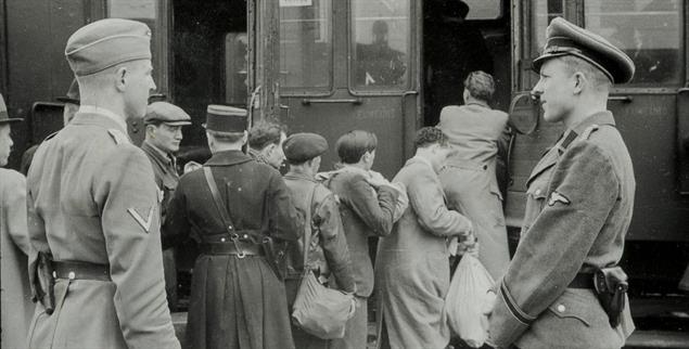 Massenverhaftung in Paris vor 85 Jahren: Jüdische Männer mussten sich von ihren Familien trennen. SS-Hauptsturmführer Theodor Dannecker überwachte den Abtransport persönlich. (Foto: © Mémorial de la Shoah)
