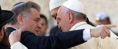 Umarmung, Zugewandtheit, echtes Interesse: Dafür steht Franziskus (rechts). Er  traf in Israel unter anderem Rabbi Abraham Skorka (links), einen Freund aus alten Zeiten, als Franziskus noch nicht Papst, sondern Kardinal in Argentinien ist. (Foto: Reuters/Andrew Medichini)