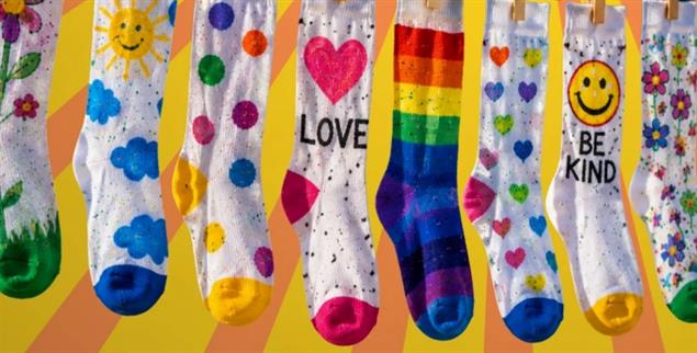 Kreativ: Bei der Kundgebung in Bitterfeld-Wolfen konnten Socken bemalt werden. Hauptsache vielfältig. (Foto: FB/Netzwerk Zukunft. Miteinander gestalten!)