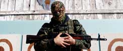 Ein prorussischer Separatist in Donezk: Wer hat den Mut, die Spriale von Gewalt und Gegengewalt in der Ukraine zu beenden? (Foto: pa/ap/Vojnovic)