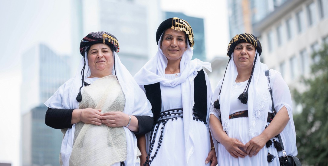 Zwischen den Welten: Jesidische Frauen in traditioneller Tracht in Frankfurt am Main. (Foto: PA / epd-bild / Tim Wegner)