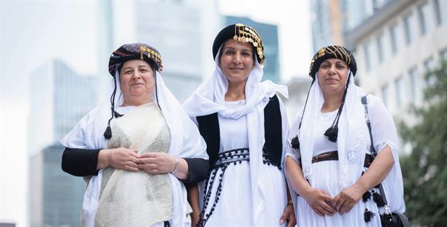 Zwischen den Welten: Jesidische Frauen in traditioneller Tracht in Frankfurt am Main. (Foto: PA / epd-bild / Tim Wegner)