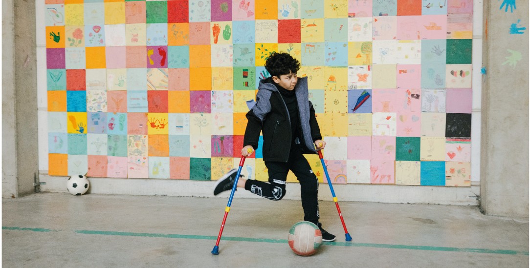 Nicht nur Patient, sondern auch Kind sein: Ein Junge beim Fußballspielen im Friedensdorf International. Fußball ist dort der beliebteste Sport bei den Kindern. (Foto: Maximilian Mann)