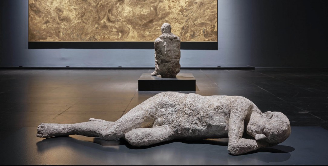 (Foto: Norbert Miguletz, ©Frankfurter Kunstverein, Courtesy: Toni R. Toivonen und Galerie Forsblom, Italienisches Kulturministerium/Archäologischer Park von Pompeji)