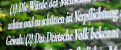 Zeit für ein neues Grundgesetz? In Leipzig traf sich die "Initiative Verfassungskonvent" und diskutierte über eine neue Verfassung, die Volksentscheide zulässt und den Finanzmärkten Grenzen setzt (Foto: pa/dpa/Jens Kalaene)