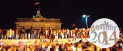 Berliner feiern am 9. November 1989 die Maueröffnung am Brandenburger Tor: Für den Osten Deutschland folgten danach  tiefgreifende Veränderungen. Doch die Chance, dass auch die westdeutsche Gesellschaft im Zuge des Einigungsprozesses ihre sozialen und politischen Grundlagen überdenkt, wurde vertan (Foto: pa/Palm)