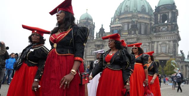 OvaHerero und Nama Aktivistinnen protestierten schon mehrfach in Deutschland für eineWiedergutmachung. (Foto: Joachim Zeller)