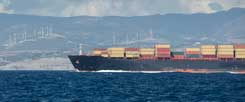 Die Befürworter des Transatlantischen Freihandelsabkommens erhoffen sich eine Steigerung des Handels, die Gegner befürchten ein Aushöhlen von Schutzstandards und kritisieren die Einführung von Schiedsgerichten, vor denen Konzerne Staaten verklagen könnten. In den Kirchen finden sich beide Positionen, ein TTIP-kritisches Papier aus dem Berliner Katholischen Büro sorgt für Diskussionen (Foto: pa/Kanzler)