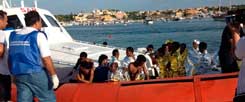 Bergung der Überlebenden vor Lampedusa: Das jüngste Schiffsunglück endete mit mehr als 300 toten Flüchtlingen, darunter Kinder und Säuglinge. (Foto: PA/Zumapress/Pool)