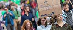 Teilnehmer der Klima-Demonstration »Mal schnell die Welt retten« ziehen zum Brandenburger Tor in Berlin. Weltweit forderten Tausende Menschen im Vorfeld des UN-Klimagipfels in zahlreichen Städten mehr Klimaschutz (Foto: pa/Carstensen)