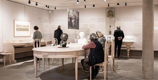 Tischgespräch mit Kant: Kopfhörer lassen historische Debatten lebendig werden. (Foto: © Ostpreußisches Landesmuseum / Markus Tiemann)