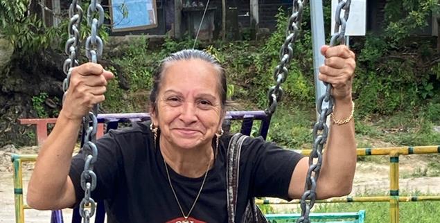 Das Leben genießen: Dina Alas Calle auf dem Spielplatz des Bergdorfs El Higueral (Foto: privat)