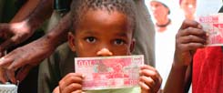 100 namibische Dollar Grundeinkommen pro Person und Monat haben in Otjivero die Armut verringert: dennoch steht das Modellprojekt in Namibia auf der Kippe. (Foto: Haarmann)