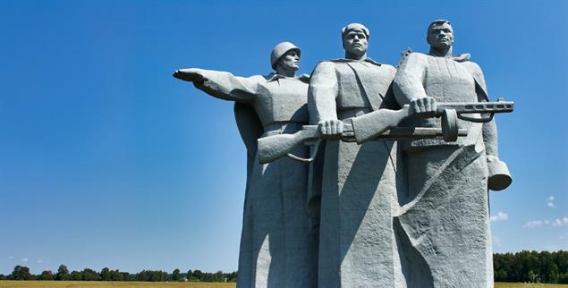 Monumentales Heldengedenken: Diese Statuen erinnern an die Soldaten einer sowjetischen Panzerdivision, die sich im November 1941 vor den Toren Moskaus den deutschen Angreifern entgegenstellten. (Foto: stock.adobe.com / Brunbjorn)