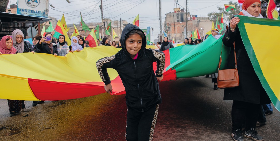 Mit der Flagge Rojavas:Frauen demonstrieren für den Erhalt ihrer Rechte und der kurdischen Selbstverwaltung. (Foto: Sebastian Backhaus)