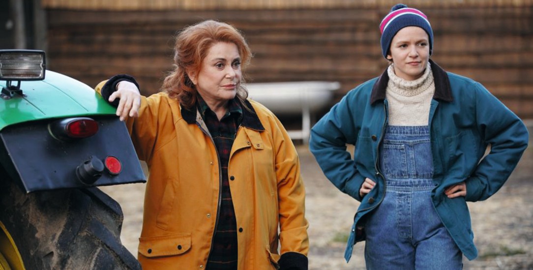 Komplizinnen: Hippie-Oma Solange (Catherine Deneuve) und ihre Enkelin Charlie (Morgan Saylor) verbünden sich, um den Hof der krebskranken Tochter und Mutter Laura zu retten. (Foto: Filmwelt Verleihagentur)