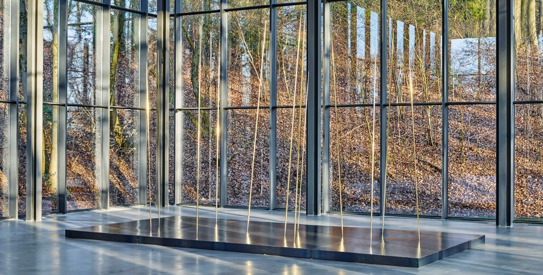 Wie Gras, das sanft im Wind wogt: »Hauchkörper« (2017) ist eine meditative Installation. Im Wuppertaler Skulpturenpark Waldfrieden kommt sie besonders gut zur Geltung. (Foto: Michael Richter, VG Bild-Kunst Bonn 2026, Rebecca Horn Estate)