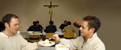 Mittagessen im Priesterseminar: Glücklich, wer hier offen über sich reden kann. (Foto: pa/Heddergott) 