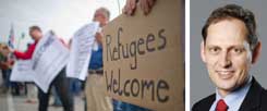 "Refugees Welcome": Kundgebung in Berlin in diesem Sommer für ein Willkommensklima gegenüber Flüchtlingen in Deutschland. Der Migrationsforscher Steffen Angenendt (rechts) sagt: "Wir haben deshalb so ein Problem mit illegaler Zuwanderung, weil wir viel zu wenige legale Zuwanderungsmöglichkeiten bieten. Seit den 1990er Jahren haben die Menschen praktisch keine Chance mehr, auf legalem Wege nach Europa zu kommen." (Foto: pa/Brakemeier)
