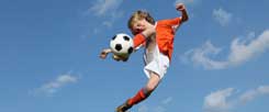 Die Kinder sollen beim Fußball Spaß haben und nicht unter Leistungsdruck gesetzt werden, das ist die Idee, die hinter der Fair-Play-Liga steht (Foto: gettyimages.com/istockphoto/mandygodbehear)
