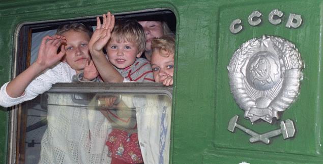 Erholung vom GAU: Gemeinsam mit Aktivisten gründete Pflugbeil die Initiative »Kinder von Tschernobyl«.(Foto: PA / ZB / Jan Bauer)