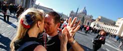 Tango auf dem Petersplatz: Nicht nur dieses, sondern Hunderte von Paaren tanzten am 17. Dezember für Papst Franziskus. Der liebt den Tanz Argentiniens über alles. Franziskus feierte an diesem Tag seinen 78. Geburtstag. Bewegung ist sein Leben - nicht nur auf der Tanzfläche. Dass viele Menschen ihn dafür lieben, zeigten sie an diesem Tag, indem sie dem Facebook-Aufruf "Tango für den Papst" folgten. (Foto: Gentile/Reuters)