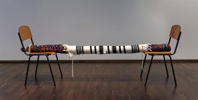 Gemeinsam und doch nicht eins: ein jüdischer Tallit mit einem arabischen Gebetsteppich. (Foto: Eva Jünger_München / Jüdisches Museum München)                  
