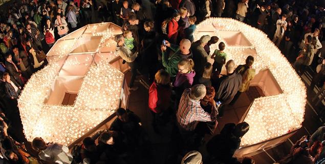 Besucher des Lichterfest haben am 09.10.2014 bei den Feierlichkeiten zum 25. Jahrestag der »Friedlichen Revolution« eine riesige 89 aus Kerzen auf dem Augustusplatz in Leipzig (Sachsen) aufgestellt (Foto: pa/dpa)