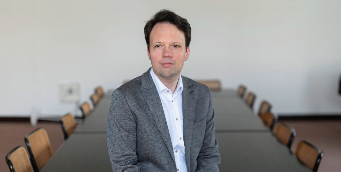 Michael Seewald ist Professor für Dogmatik und Dogmengeschichte an der Universität Münster und Sprecher des Exzellenzclusters »Religion und Politik«. Für seine Arbeiten erhielt er dieses Jahr den Leibniz-Preis der Deutschen Forschungsgemeinschaft.(Foto: ostkreuz.de / © Maurice Weiss)