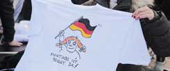 Ein T-Shirt mit der Aufschrift «Montag ist Peggy da!»: Die in Dresden groß gewordene PEGIDA-Bewegung schreit nicht nur gegen den Islam und gegen Ausländer, sondern bemächtigt sich seit Neuestem auch des Feminismus. Sie will jetzt christliche Frauen vor muslimischen Männern retten. Sehr seltsam, findet unser Autor Thomas Gesterkamp. (Foto: pa/Kappeler)

