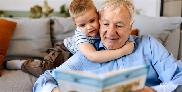 Gemeinsam lesen: Und am besten danach darüber sprechen. So macht Lesen Spaß. (Foto: istockphoto/Pekic)