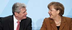 Joachim Gauck und die Bundeskanzlerin unterhalten sich dieser Tage angeregt: Erst wollte Angela Merkel Gauck nicht als Bundespräsidenten und setzte Wulff durch. Jetzt ist Gauck ihr Coup. (Foto: pa/ Schlesinger)