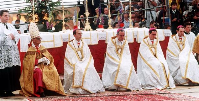 Als die Spaltung besiegelt wurde: Die Bischofsweihe von Bernard Tissier de Mallerais, Richard Williamson, Alfonso de Galarreta und Bernard Fellay (von links) in Econe im Sommer 1988 hatte die Exkommunikation der Piusbruderschaft zufolge. Ganz außen: Bischof Antonio de Castro Mayer, der neben Erzbischof Lefebvre die verbotene Weihe vollzog.(Foto: PA/DPA/AFP)