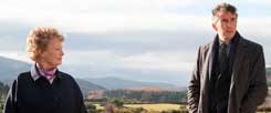 Judy Dench (links) spielt die warmerzige und naive Philomena, die ihren geraubten Sohn sucht, Steve Coogan einen skeptischen Journalisten, der eine skandalträchtige Geschichte wittert und ihr bei der Suche hilft. (Foto: Universumfilm)