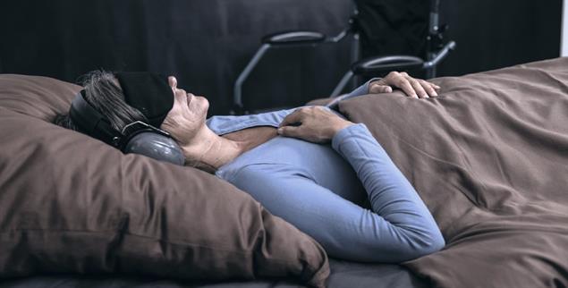 Leben mit ME/CFS: Reizabschirmung, Dunkelheit und Ruhe sind für viele Betroffene überlebenswichtig – selbst kleinste Belastungen können einen schweren Rückfall auslösen. (Foto: Deutsche Gesellschaft für ME/CFS e.V. / Reinhard Balzer)