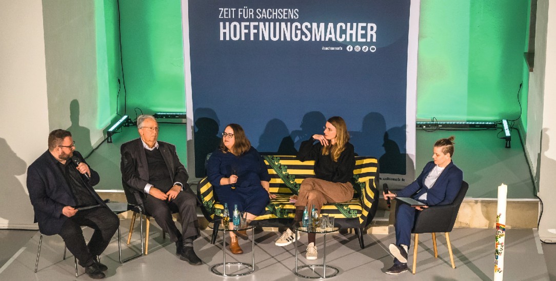 Sofagäste: Grünen-Chefin Ricarda Lang und Sachsens Ausländerbeauftragter Geert Mackenroth diskutieren über Migration. (Foto: Uwe Soeder)