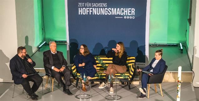 Sofagäste: Grünen-Chefin Ricarda Lang und Sachsens Ausländerbeauftragter Geert Mackenroth diskutieren über Migration. (Foto: Uwe Soeder)