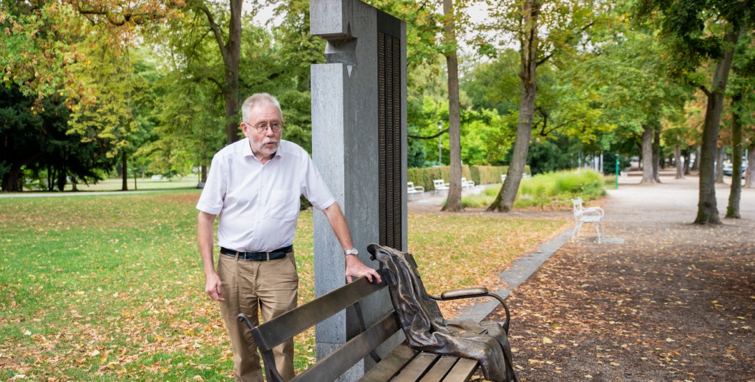Fand bei seiner Familien-Recherche bekennende Christen und überzeugte Nazis: Ulrich Becke, hier vor dem Denkmal der deportierten Juden von Bad Nauheim (Foto: Yvonne Schwehm / Ypspunkt.de)