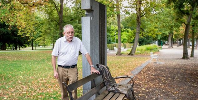 Fand bei seiner Familien-Recherche bekennende Christen und überzeugte Nazis: Ulrich Becke, hier vor dem Denkmal der deportierten Juden von Bad Nauheim (Foto: Yvonne Schwehm / Ypspunkt.de)