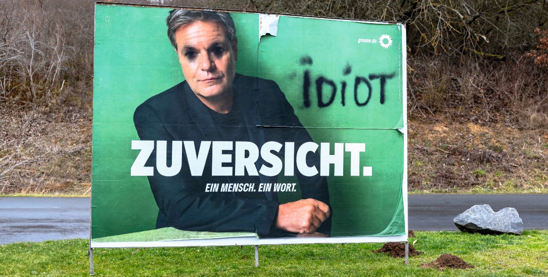 Politikerinnen und Politiker müssen sich in der Öffentlichkeit einiges gefallen lassen. Was geht zu weit? (Foto: IMAGO/onemorepicture)