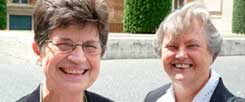 Pat Farrell (links) und Janet Mock: Desillusioniert nach der Rückkehr aus Rom, aber immer noch mit »keep smiling«-Attitüde. Wie wird sich der Verband der US-amerikanischen Ordensfrauen jetzt entscheiden? (Foto: www.catholicanada.com)