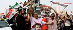 Jubel auf dem Tahrir-Platz, als Mursi im Juni 2012 nach Tagen der Ungewissheit endlich zum Präsidenten ausgerufen wurde: Doch viele Befugnisse hat der neue Mann in Ägypten nicht - dafür hat der Militärrat schon gesorgt. (Foto: pa/abacapress.com/El-Latif)
